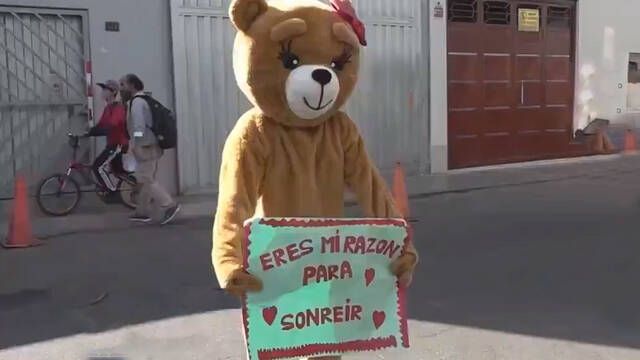 Un polica se disfraza de oso de peluche en vsperas de San Valentn para detener a unas narcotraficantes