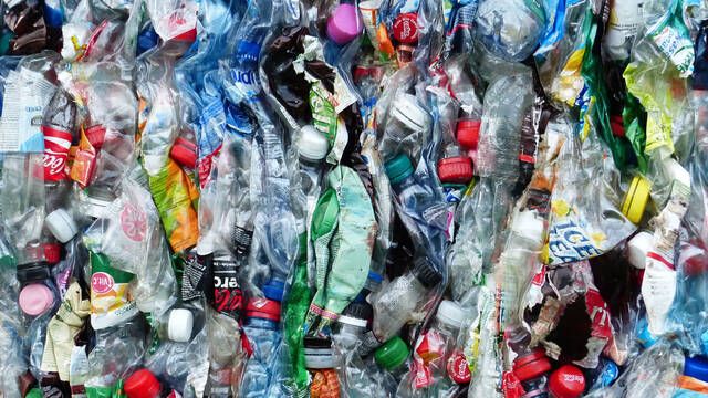 Un informe revela que se recicla mucho menos plstico del que se debera y los fabricantes han estado manipulando las cifras