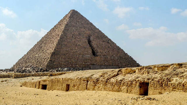 Egipto cancela el loco proyecto de restaurar una de sus pirmides recubrindola de granito