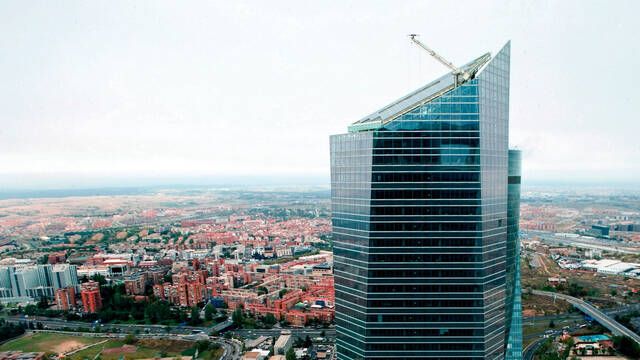 El rascacielos ms alto de Espaa tiene 50 plantas y alberga el jardn vertical ms importante de Europa