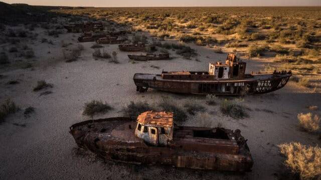 El mar de Aral, convertido en desierto, es un desolador cementerio de barcos por una trgica historia