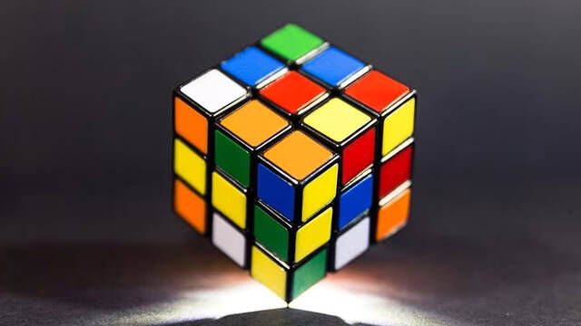 La historia del cubo de Rubik: uno de los puzles ms famosos de la historia y que solo el 1% puede resolver