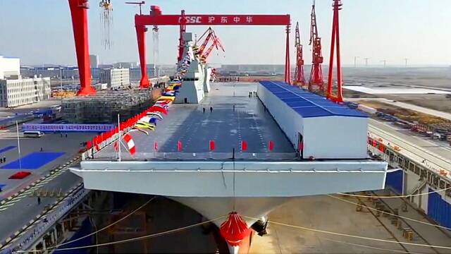 China revoluciona las embarcaciones militares y presenta un buque de asalto anfibio que marca la diferencia