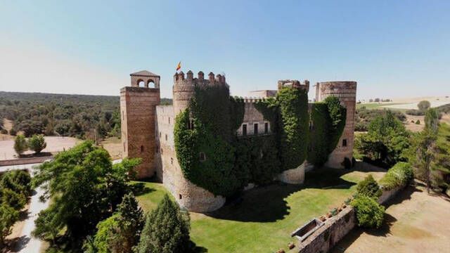 Escondido en el corazn de Segovia se esconde este legendario castillo medieval que fue residencia de los reyes Catlicos