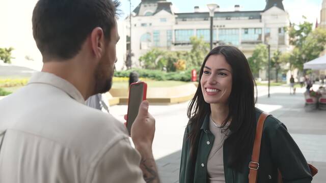 El peligro oculto tras las entrevistas callejeras para TikTok y otras redes sociales: pueden arruinarte la vida