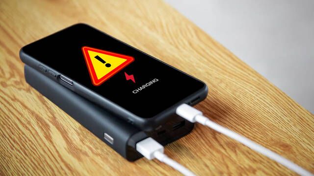 Las autoridades europeas retiran una bater�a port�til del mercado por ser demasiado peligrosa incluso apagada