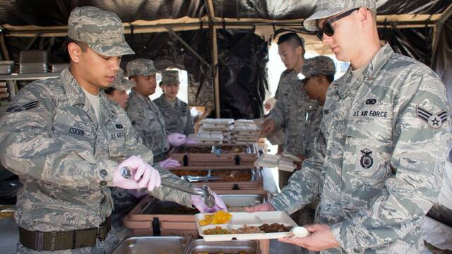 'Parece para perros': Prueban la comida del ejrcito de Estados Unidos y alucinan con su aspecto