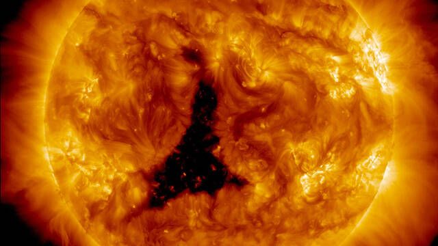 Un colosal 'agujero' en el Sol, del tamao de 60 Tierras, apunta directamente hacia nosotros
