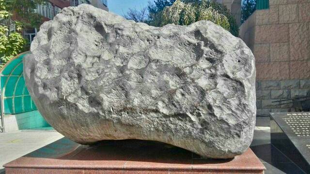 Rusia rastrea el robo de un meteorito de 2,8 toneladas y 4500 millones de a�os usado como adorno en Reino Unido: 'Es importante'