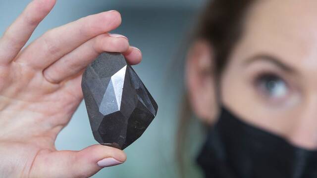 Un diamante negro de 555 quilates en Dubai despierta la curiosidad de la ciencia por su rareza y posible origen extraterrestre