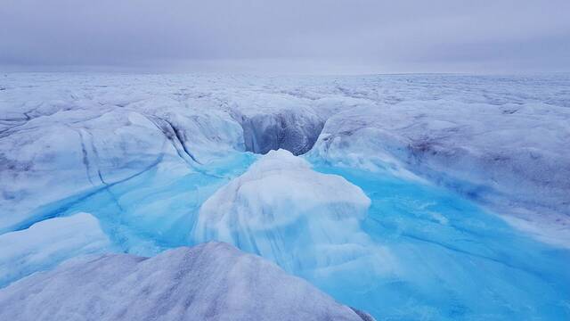 90 millones de litros de agua explotan bajo Groenlandia: 100 metros de hielo se agrietan en 'un colosal diluvio oculto'
