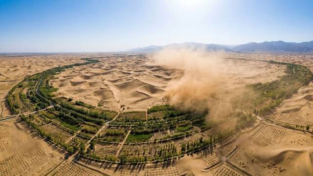 La nueva 'Gran Muralla China' de 3046 km y 30 millones de hect�reas: paneles y bombas solares para frenar al 'Drag�n Amarillo'