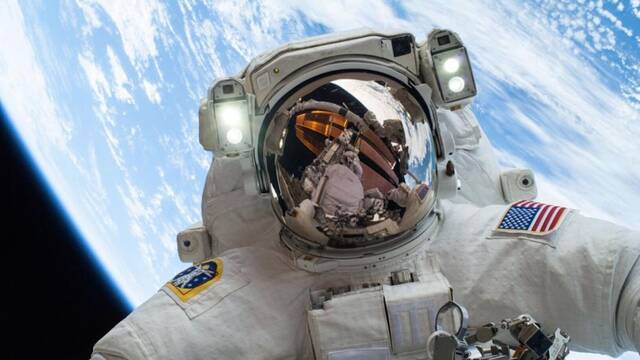 Tras 178 d�as en �rbita, un astronauta de la NASA regresa asombrado: ve la frontera India-Pakist�n y asegura que todo es mentira