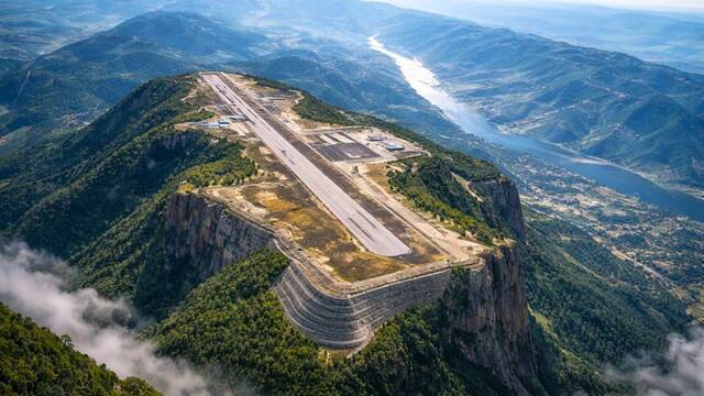 China atraviesa cientos de monta�as y construye un aeropuerto en la cima: una pista de 3 km a 1700 metros que conecta la regi�n