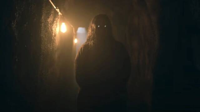 Ya hemos visto 'Shelby Oaks', el terror apadrinado por Mike Flanagan, y bebe demasiado de 'La bruja de Blair' y 'Hereditary'