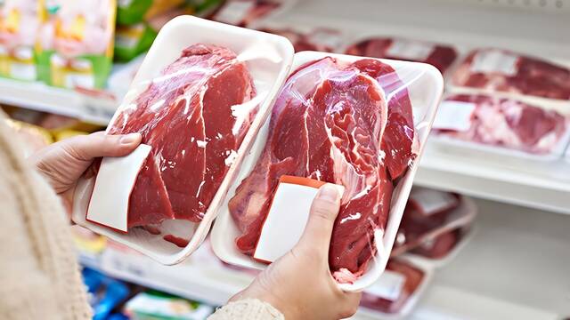 Los precios de la carne se disparan en EE.UU: los ganaderos pierden miles de millones y 4 megamataderos controlan el mercado