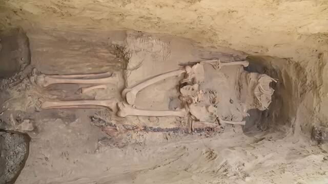 Arque�logos hallan la tumba de un guerrero con un arma �nica que sobrevivi� 13 siglos enterrada: 'Desafi� al imperio bizantino'