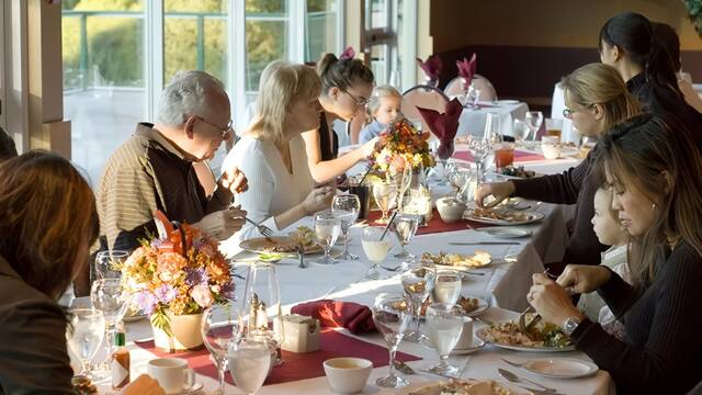 Ni timidez ni incomodidad: la psicolog�a explica las razones por las que algunas personas no hablan en las comidas familiares