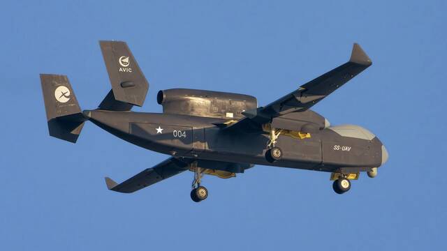 China presenta el megadron Jiutian: lanza 100 drones, vuela 12 horas y recorre 7000 km para ataques en enjambre coordinados