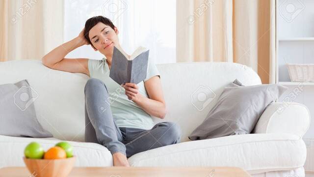 Confirmado por la Ciencia: si tu plan perfecto es estar en casa con un libro y no en un bar, tienes estas 9 cualidades