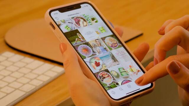 Confirmado por la ciencia: el truco de hace 100 a�os que explica por qu� haces scroll en TikTok e Instagram durante horas