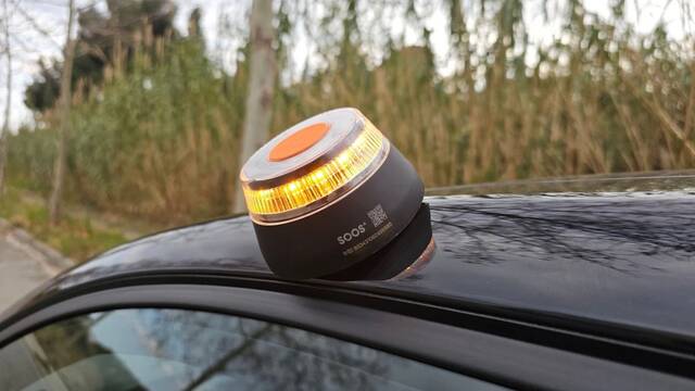 Confirmado por la DGT en 2026: as� funciona el nuevo tri�ngulo virtual V‑27 que complementa a la baliza V‑16