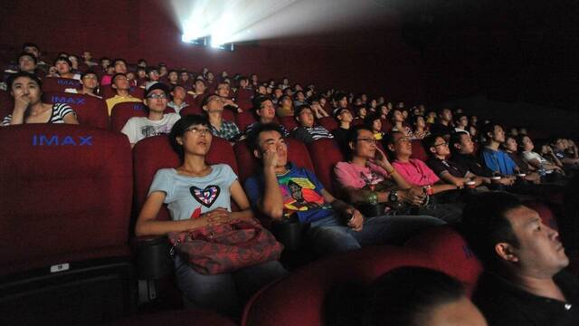 China recupera más de 500 salas de cine tras remitir la pandemia de coronavirus en el país