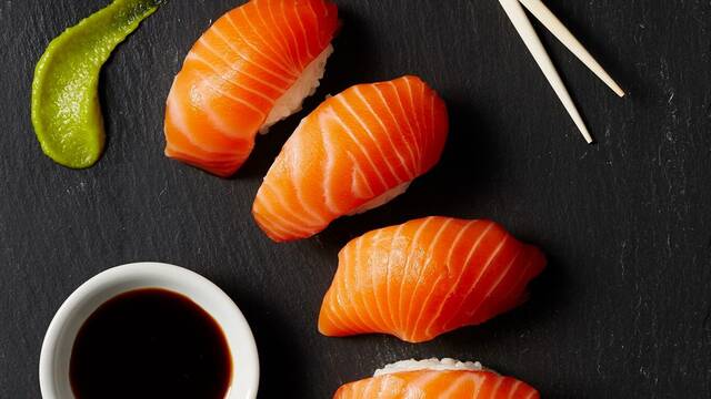 Se lía en Taiwán: Cientos se cambian su nombre a Salmón para comer sushi gratis