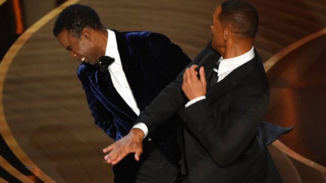 Will Smith agrede a Chris Rock en la gala de los Oscar 2022