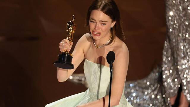 'Mi vestido est roto': Emma Stone deslumbra al recibir su scar a Mejor Actriz por 'Pobres criaturas'