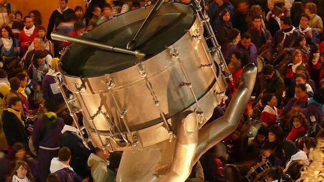 Este es el pueblo espaol que no cambiar la hora para poder tocar el tambor durante 104 horas en Semana Santa
