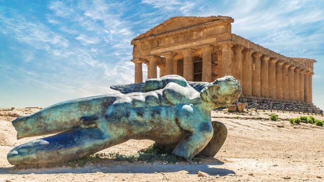Arquelogos recuperan un misterioso coloso de piedra de ocho metros de altura de la poca de la antigua Grecia