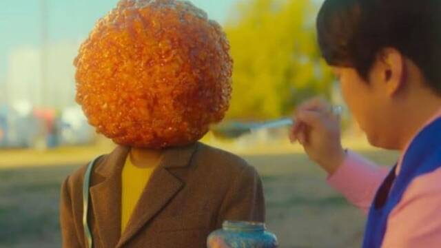 Netflix presenta su serie ms absurda y descacharrante con una mujer transformndose en un nugget de pollo