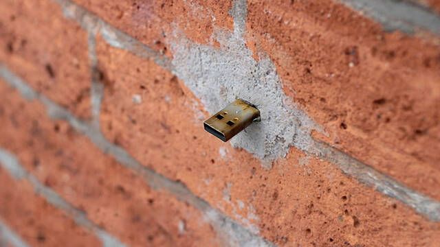 En ms de 130 paredes espaolas hay memorias USB incrustadas pero conectar ah tus dispositivos supone un grave peligro