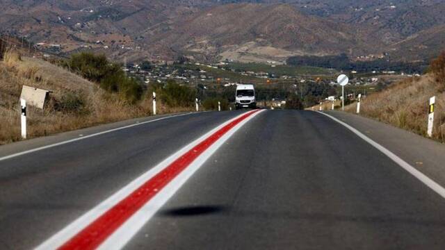 La DGT cambia las carreteras de Espaa con una gran lnea roja y su significado es realmente importante