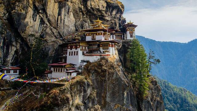 Las montaas del Himalaya ocultan un pequeo pas con los habitantes ms felices del mundo, pero no es fcil visitarlo