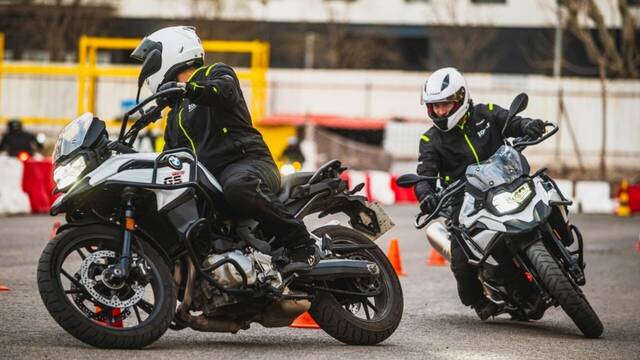 La DGT quiere airbags en las motos y anuncia cambios importantes: pronto sern obligatorios en Espaa