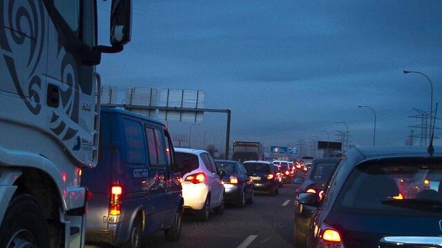 Japn puso 22 coches a dar vueltas en un crculo y resolvi el misterio de los atascos, la culpa es del conductor