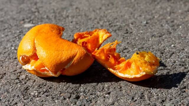 Alerta en las carreteras: Cuidado con el 'truco de la naranja' porque te pueden robar el coche y todo tu dinero