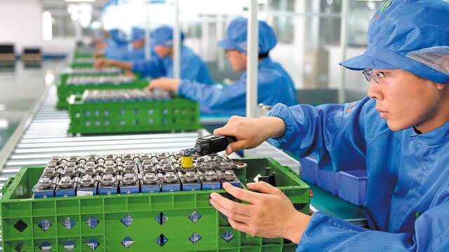 China arrasa en el mercado global de bateras de litio y controla ya el 80% de la produccin mundial