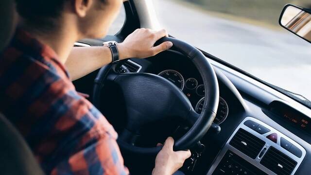 Ir solo en el coche podra costarte una multa: la DGT estudia en Espaa penalizar los viajes sin acompaantes