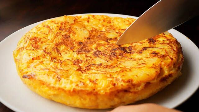 Un influencer britnico prepara por primera vez para su abuela una tortilla espaola y este es el resultado