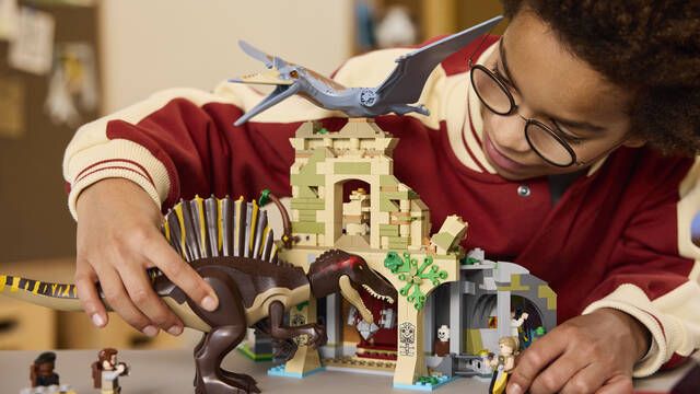 Los dinosaurios ms icnicos de 'Jurassic World Rebirth' cobran vida en los nuevos sets de LEGO