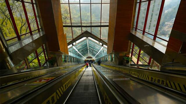 China construye una escalera mec�nica de 905 metros: atraviesa la monta�a para que los vecinos no caminen durante horas