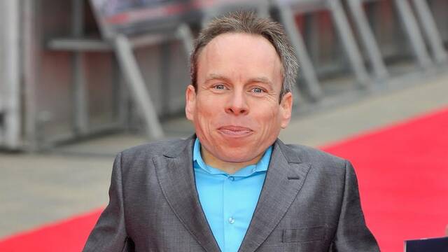 Warwick Davis, actor de Harry Potter y Star Wars, recibe la Orden del Imperio Brit�nico: 'Fue genial que se pusiera a mi nivel'