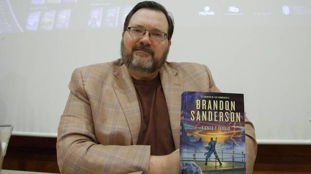 Brandon Sanderson (50) quiere evitar el caos de Hollywood con 'Nacidos de la bruma' y copiar la f�rmula de James Gunn