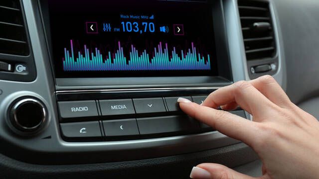 Adi�s a la radio FM en los coches nuevos: varios fabricantes como Tesla est�n recurriendo a distintos sustitutos este 2026
