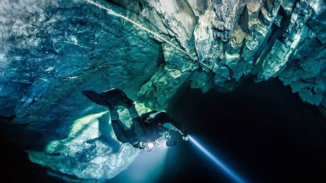 Cient�ficos at�nitos descubren que un robot que baj� 519 metros en un abismo de agua dulce en Rep�blica Checa no toca fondo