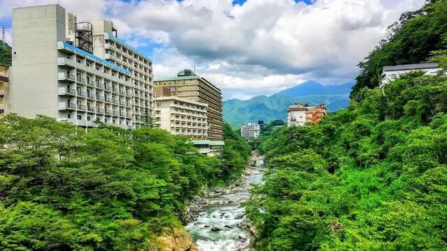 Se pierde en un bosque y descubre una ciudad abandonada desde los a�os 90: 'Es una aut�ntica c�psula del tiempo'