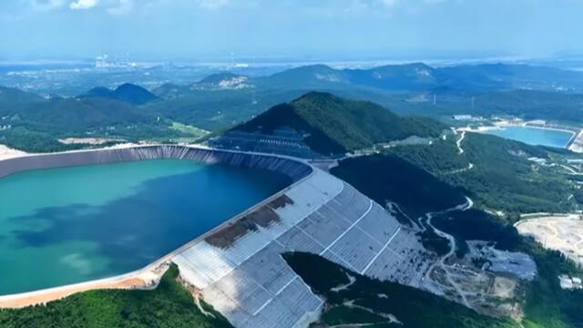 China cambia las normas: derrumba una monta�a y construye una megabater�a de 2100 MW con energ�a para 2 millones de hogares